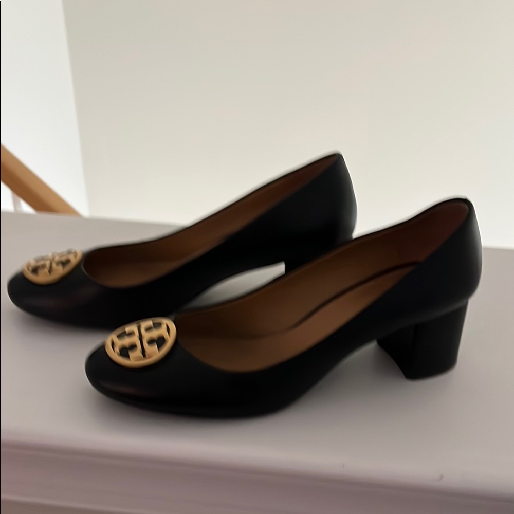 Elegant Black Pumps with Gold Accent